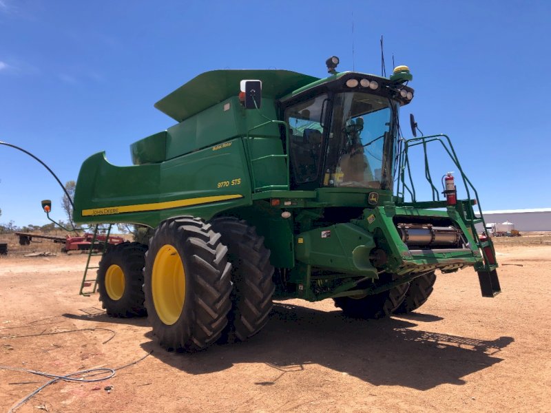 2011 John Deere 9770 with John Deere 640D Front & Trailer