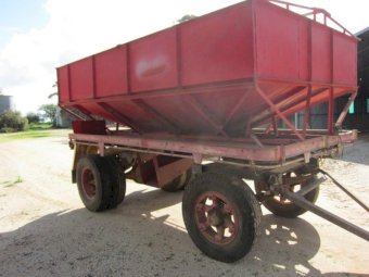Flat Top Dog Trailer with removable Dunstan Grain Bin.