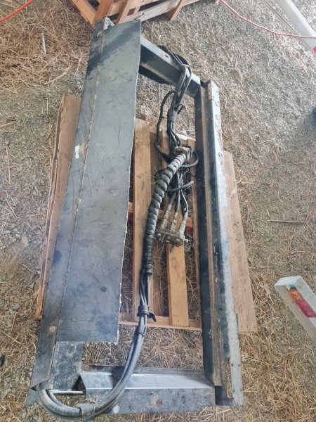 MacDon D 60 Adaptor Window