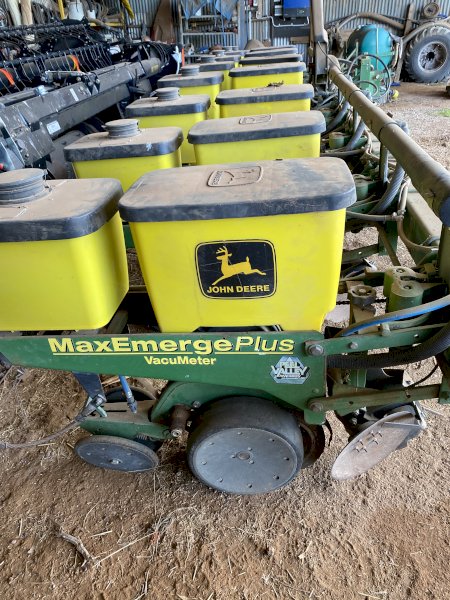 John Deere 1700 MaxEmerge Plus Vacumeter 8 Row Planter