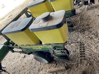 John Deere 1700 MaxEmerge Plus Vacumeter 8 Row Planter