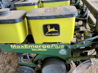 John Deere 1700 MaxEmerge Plus Vacumeter 8 Row Planter