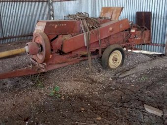 New Holland 275 Baler