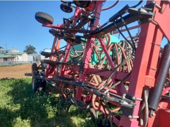 Under Auction - (A159)  2010 SH 915 Vaderstad Seed Hawk with a Flexicoil 1720 Aircart