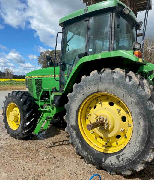 John Deere 7700 Tractor with Duals