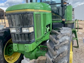 John Deere 7700 Tractor with Duals
