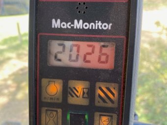 2005 MacDon 9352i Self Propelled Windrower with 25ft Draper Front