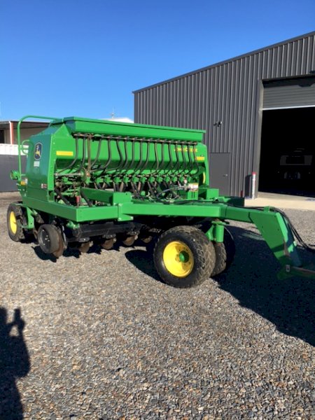 John  Deere 1590 Disc Seeder