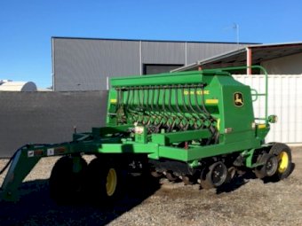John  Deere 1590 Disc Seeder