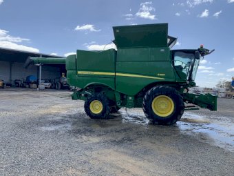 2015 John Deere S680 with 40' Macdon Front