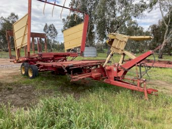 New Holland 1036 Stackliner Bale Wagon