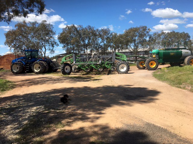 40ft Boss Bar & 2015 Simplicity 13000L TQLS Airseeder Cart with 2015 New Holland TJ 425 Articulated Tractor
