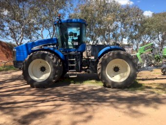 40ft Boss Bar & 2015 Simplicity 13000L TQLS Airseeder Cart with 2015 New Holland TJ 425 Articulated Tractor
