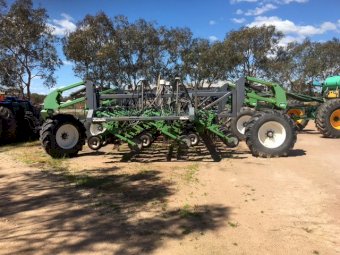 40ft Boss Bar & 2015 Simplicity 13000L TQLS Airseeder Cart with 2015 New Holland TJ 425 Articulated Tractor