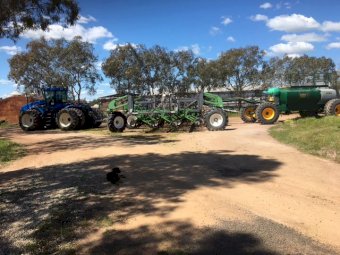 40ft Boss Bar & 2015 Simplicity 13000L TQLS Airseeder Cart with 2015 New Holland TJ 425 Articulated Tractor