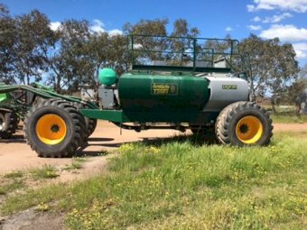 40ft Boss Bar & 2015 Simplicity 13000L TQLS Airseeder Cart with 2015 New Holland TJ 425 Articulated Tractor