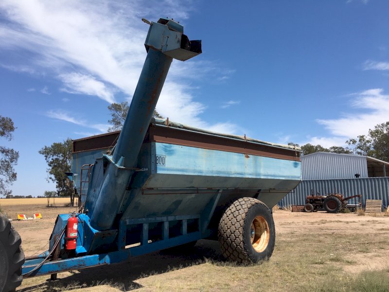 1989 Kinze 800 24t Chaser Bin