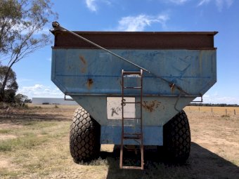 1989 Kinze 800 24t Chaser Bin