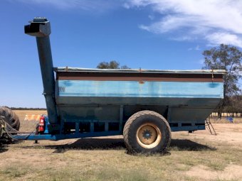 1989 Kinze 800 24t Chaser Bin