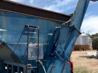 1989 Kinze 800 24t Chaser Bin