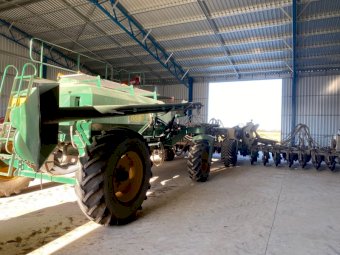 2007 NDF 550 disc planter and Simplicity 6000 lt Aircart