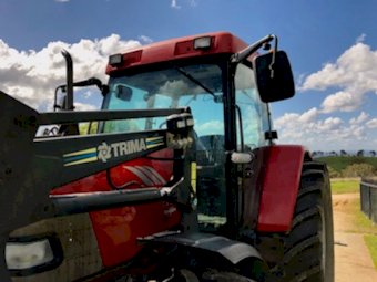 2006 McCormick CX105 Tractor with Trima FEL