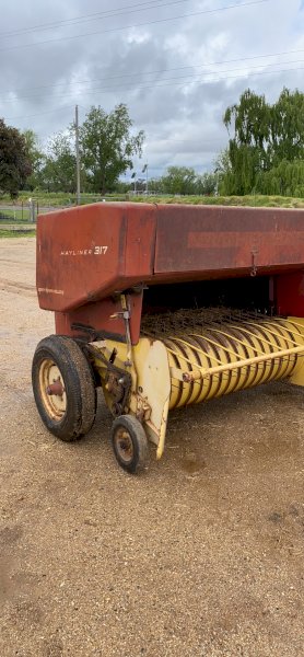 New Holland Hayliner 317 Small Square Baler