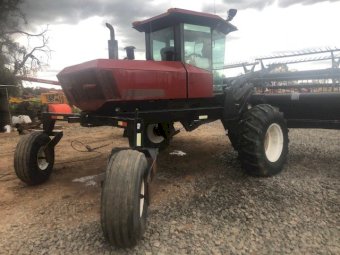 1999 MacDon SP Windrower with 2004 MacDon 36ft Draper Front