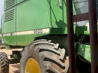John Deere 9500 Header with 30ft Bat Reel Front & Trailer