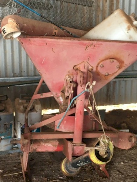 3pl spreader 200 litre steel hopper, single spinner