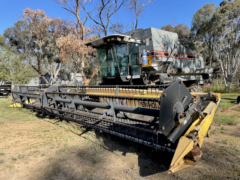 Under Auction - (A188) 1994 Gleaner R62 Header (No Front) 