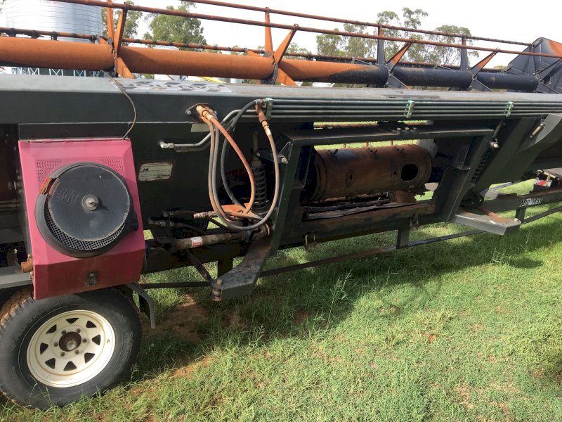 2005 30 ft Midwest Draper Front