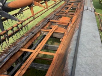 2005 30 ft Midwest Draper Front