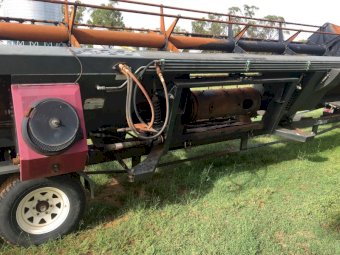 2005 30 ft Midwest Draper Front