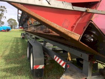 2005 30 ft Midwest Draper Front