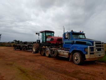 International Windrower Transporter with	Macdon Windrower m155 or m200