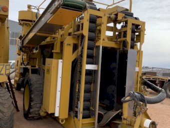 2004 Vinestar UR 800 Series Tow Behind Grape Harvester