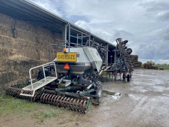 Flexicoil 820 Airseeder with 1330 Air Cart