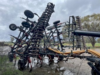 Flexicoil 820 Airseeder with 1330 Air Cart