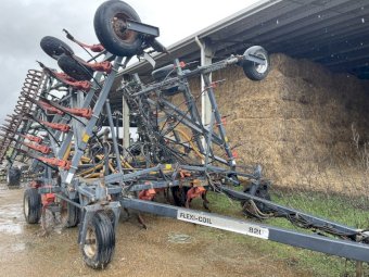 Flexicoil 820 Airseeder with 1330 Air Cart