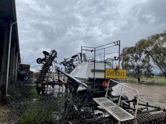 Flexicoil 820 Airseeder with 1330 Air Cart
