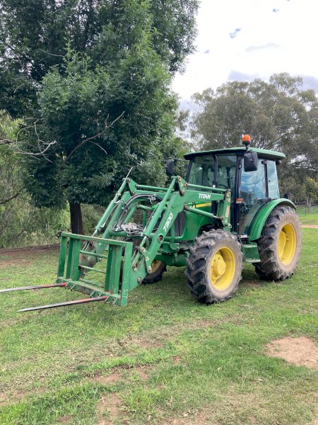 2015 John Deere 5075E Tractor / Loader