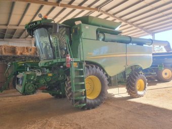 2016 John Deere S660 Header with 640 D Front and Trailer Negotiable.  "Price Drop"