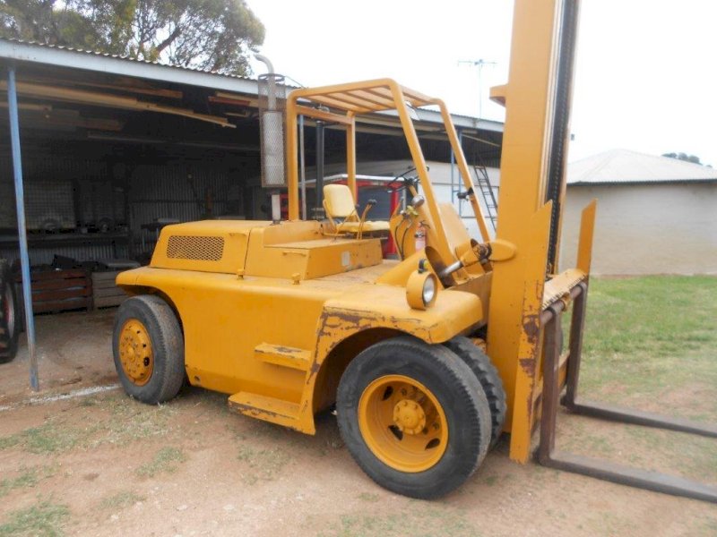 Towmotor 6 Ton Fork Lift