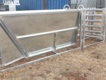 Under Auction - (A166) Adjustable Sheep Draft 