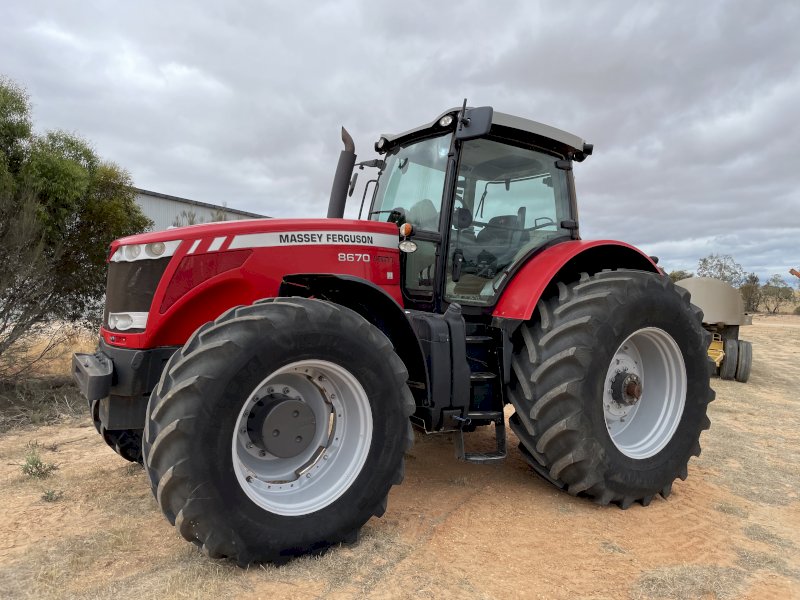 Massey Ferguson 8670 Tractor