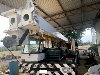 1984 Nissan Carrier with P & H 180B Mobile Crane