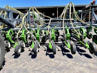 Boss Agriculture 12 mt Bar with  SX25P Row units