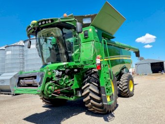 2015 John Deere S680STS Combine with 40ft 640D Draper Front