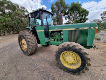Under Auction - (A168) 1985 Chamberlain 4290 Tractor 